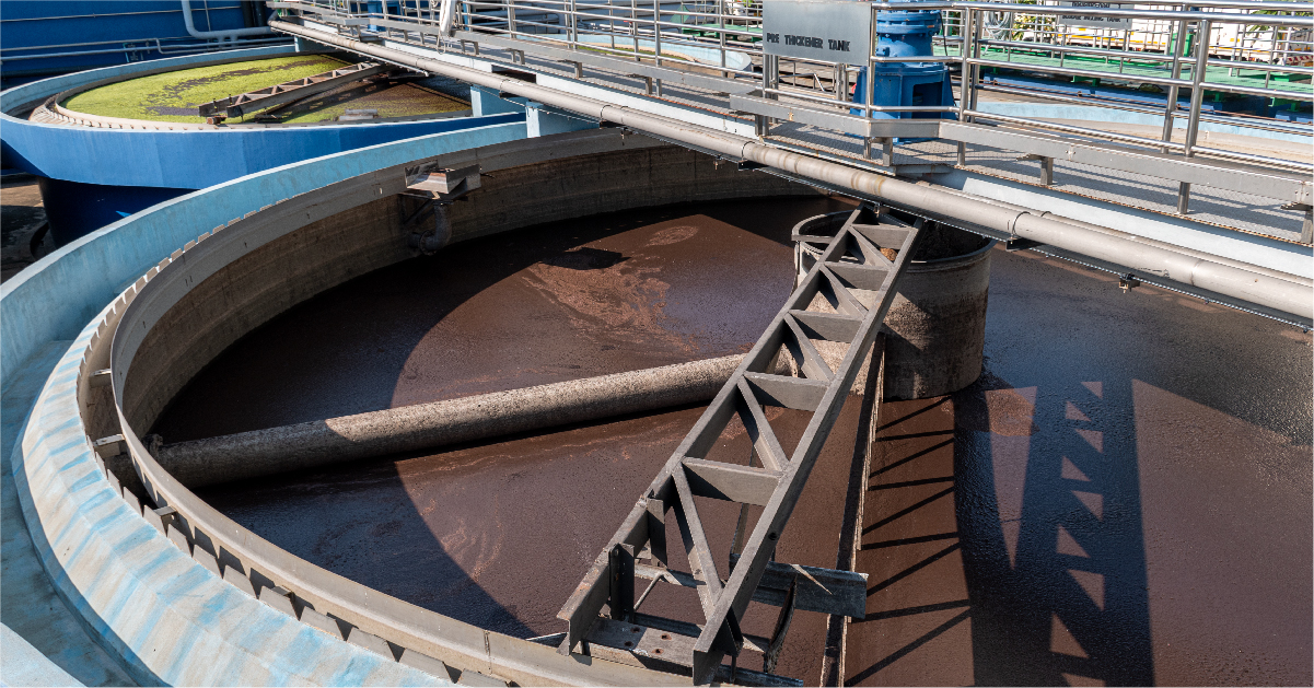Estação de tratamento de efluentes com tanques e equipamentos de processo