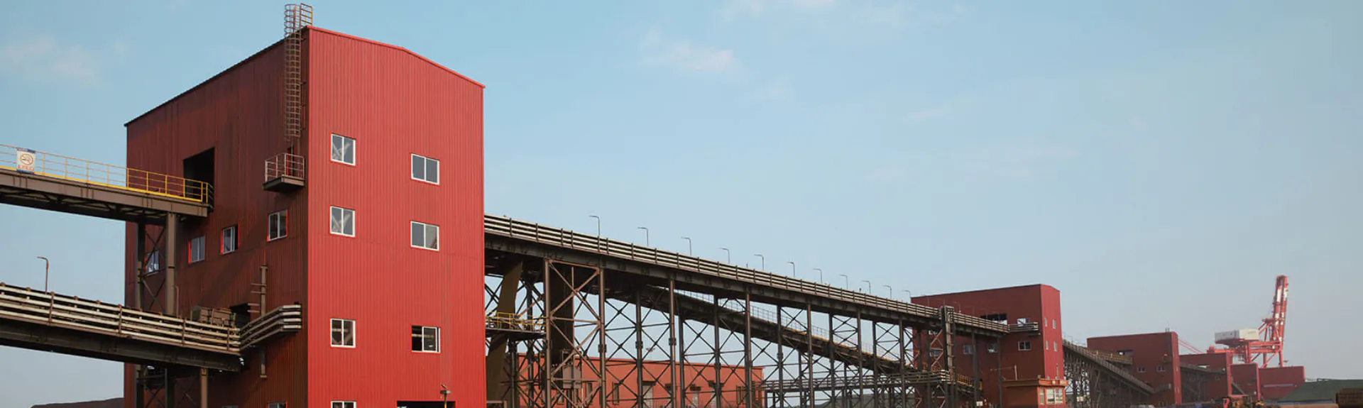 Sistema industrial de transportadores para movimentação integrada de materiais a granel